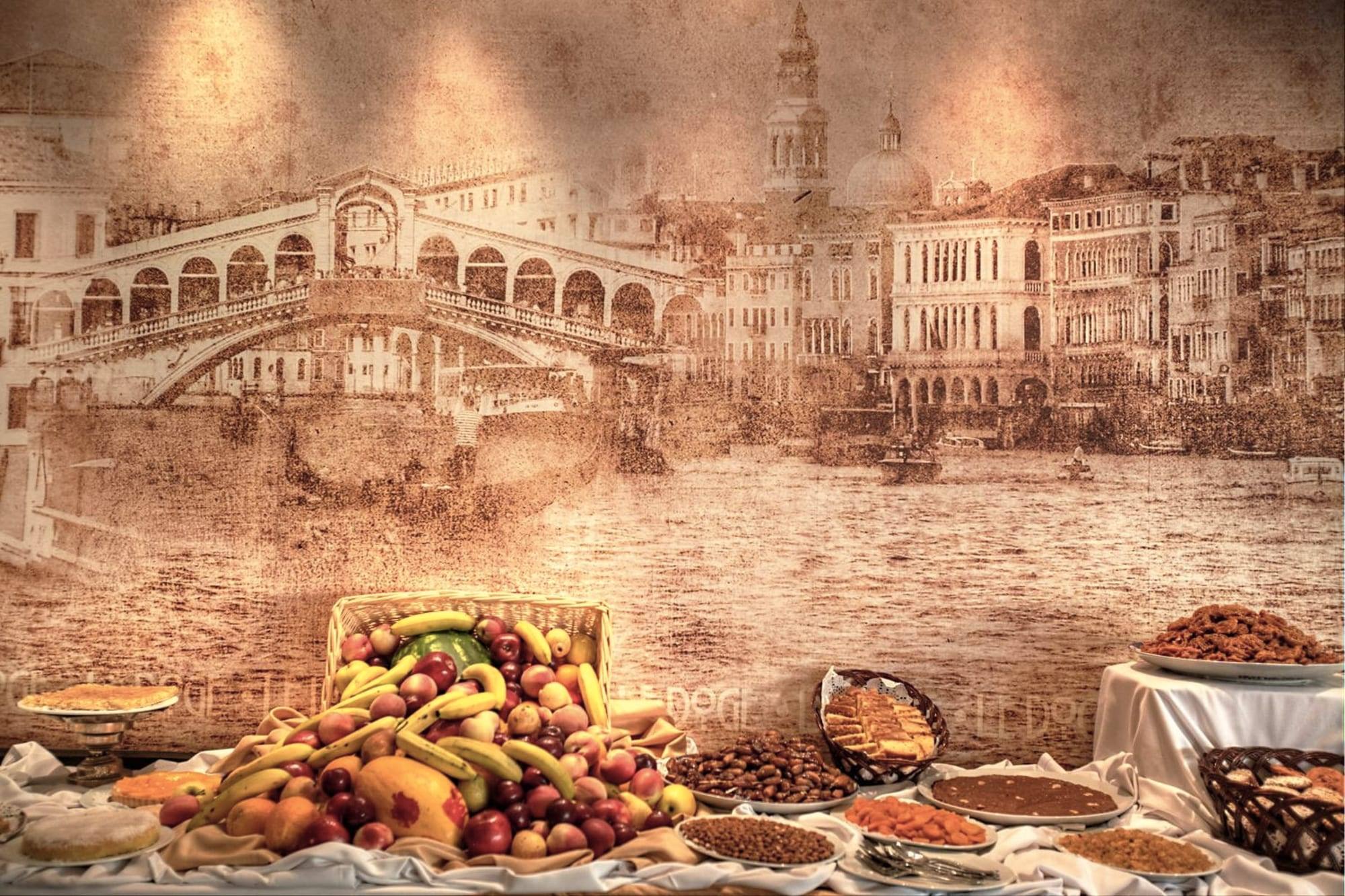 Buffet de fruits devant la fresque de Venise