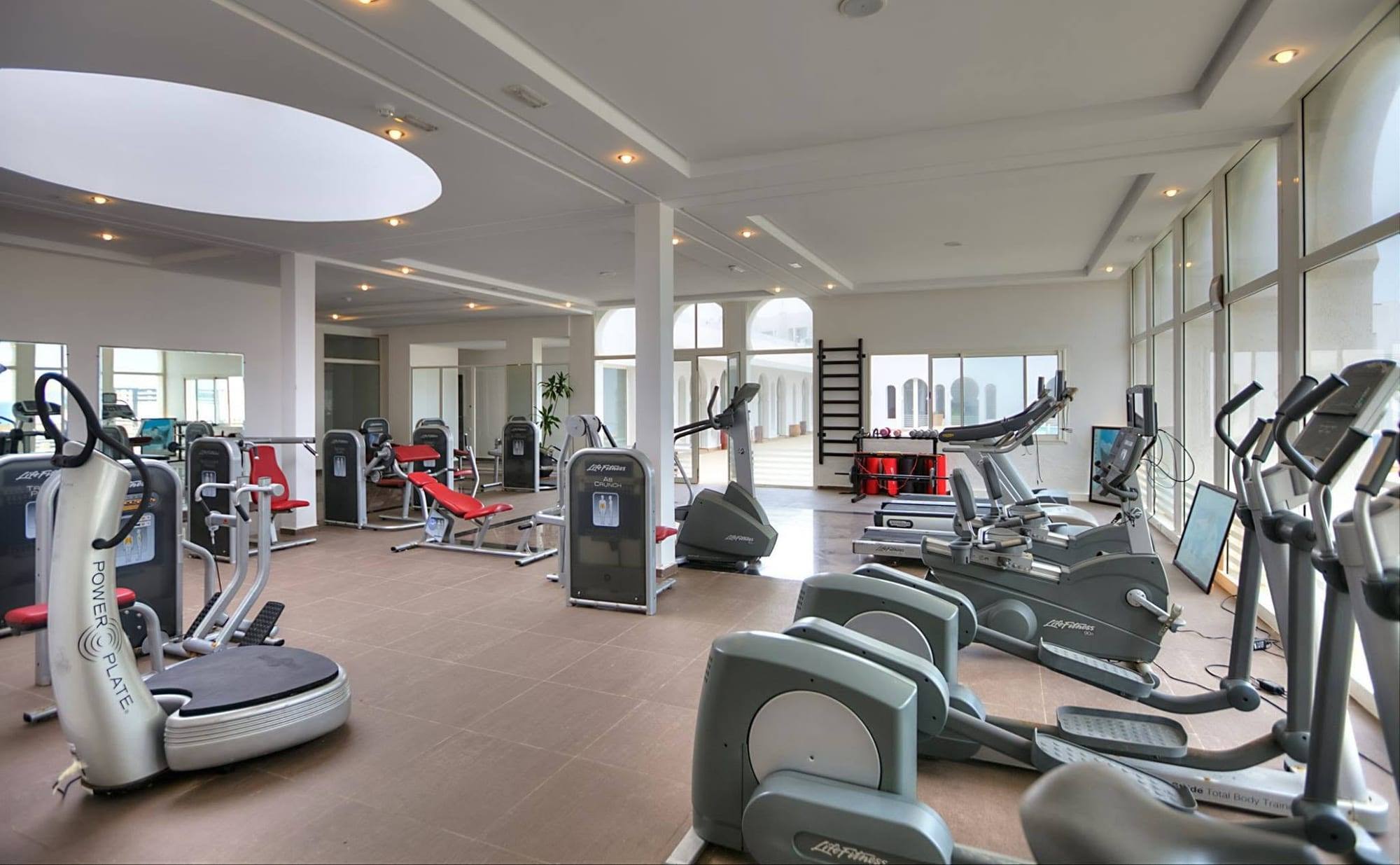 Salle de fitness, appareils de cardio et lumière de la mer