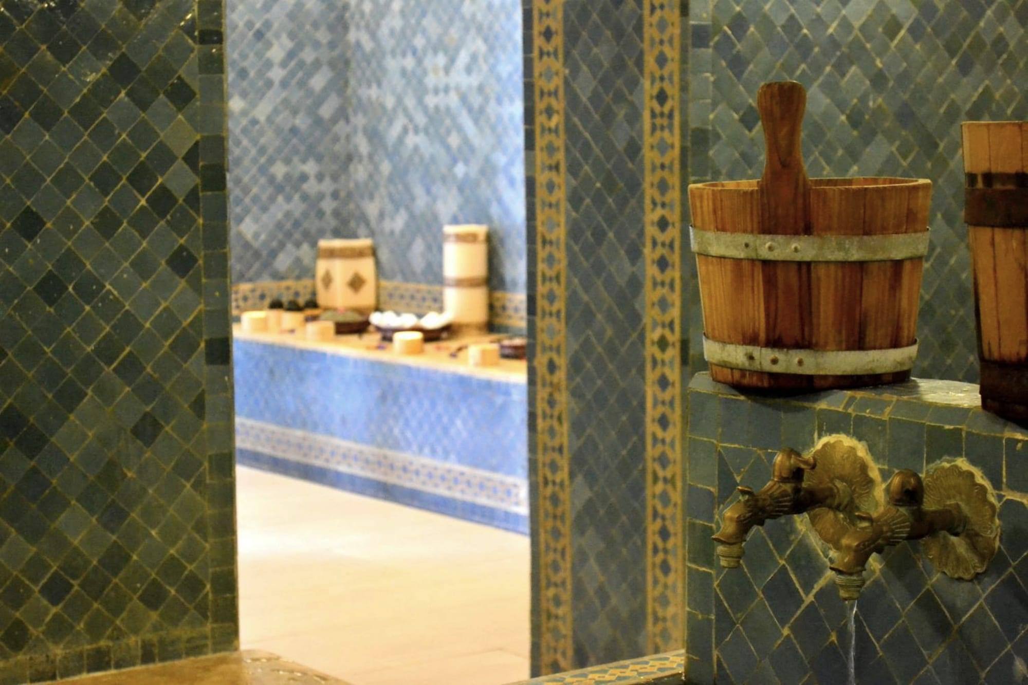 Zellige, seaux en bois et robinets de laiton au hammam