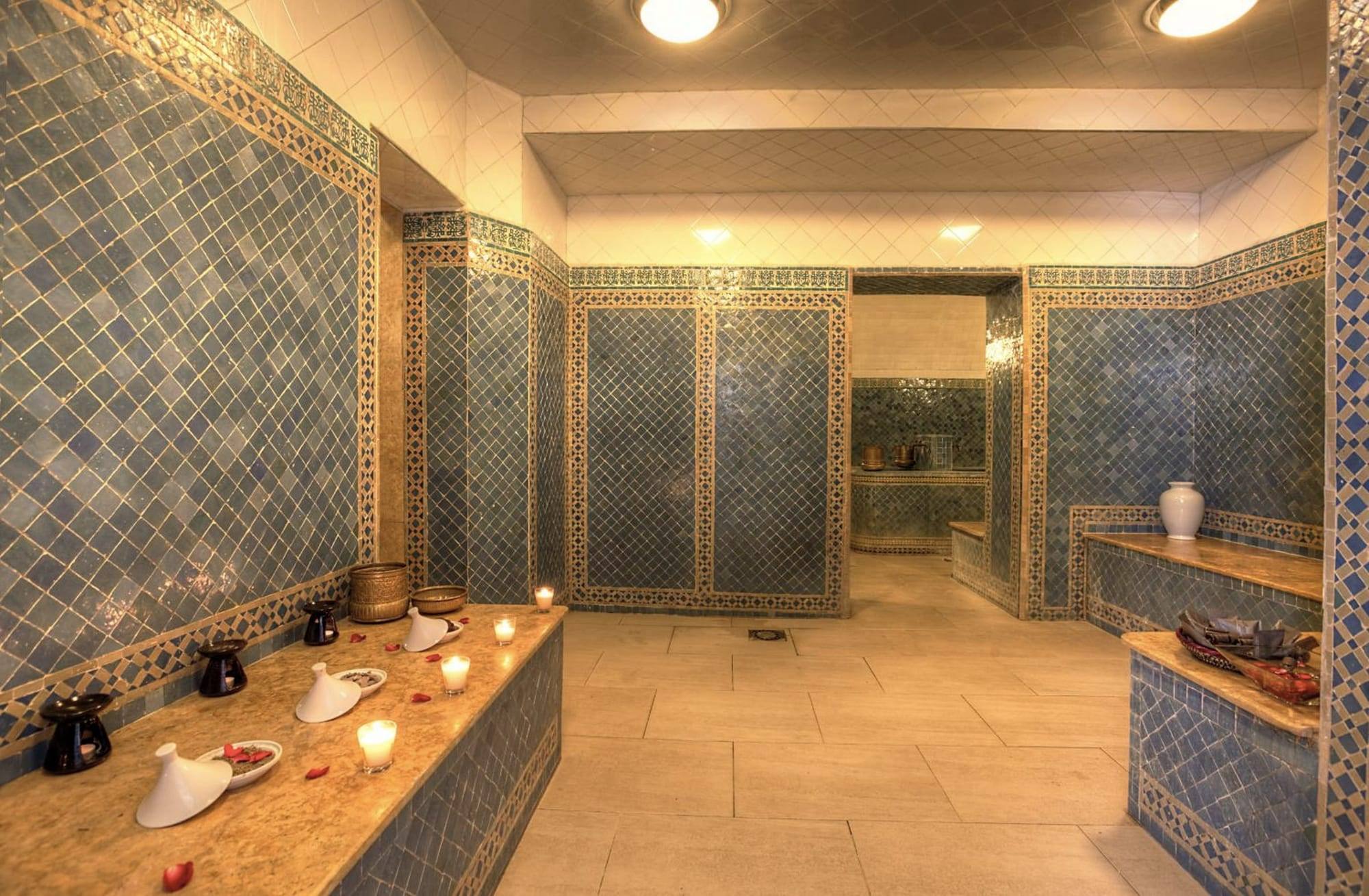 Couloir du hammam, carreaux bleus