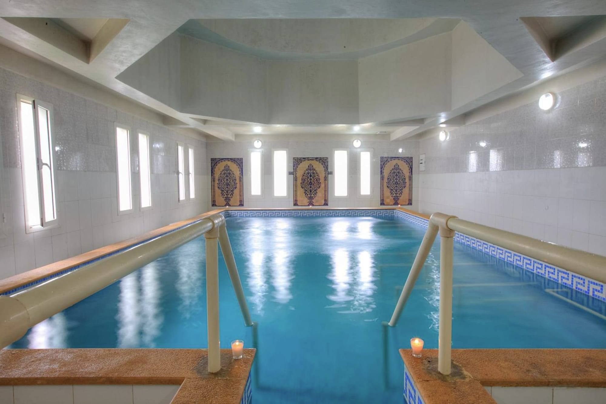 La piscine couverte d’eau de mer de l’Institut, plafond à caissons et panneaux marocains
