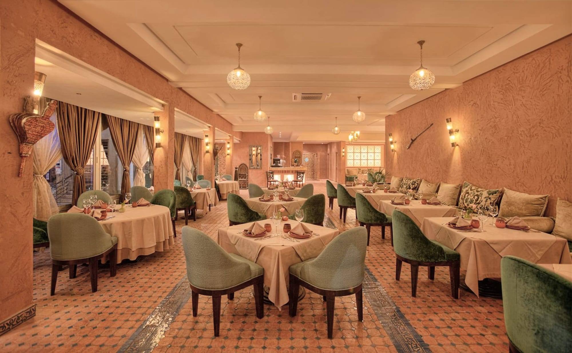 Salle du restaurant Le Fez, banquettes vertes et zellige