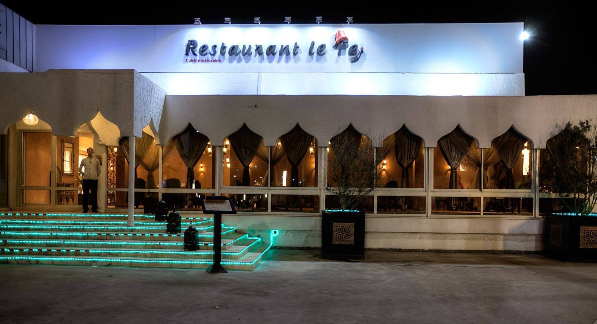 La façade du restaurant Le Fez, le soir