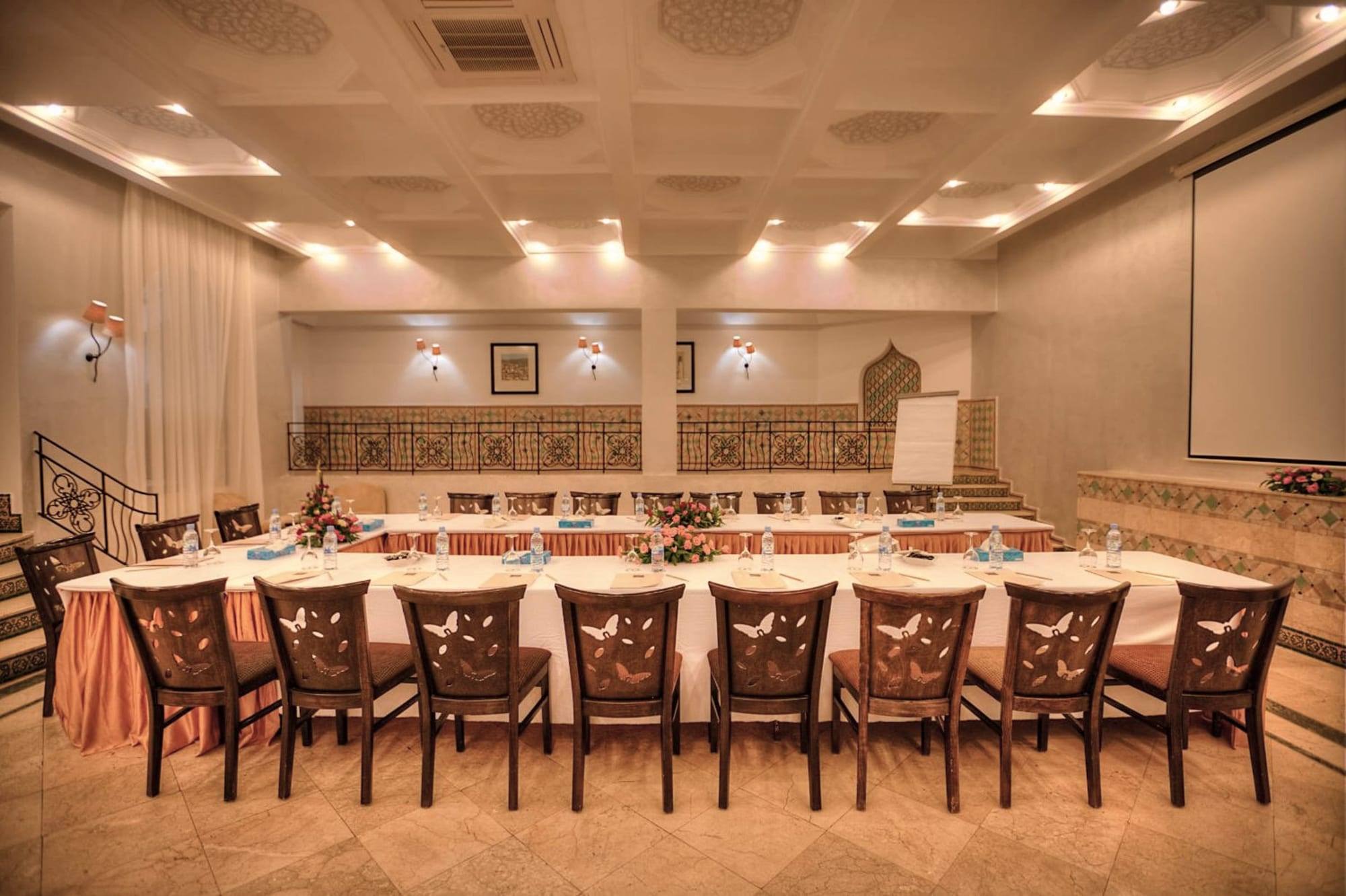 Tables dressées pour un banquet, chemins floraux
