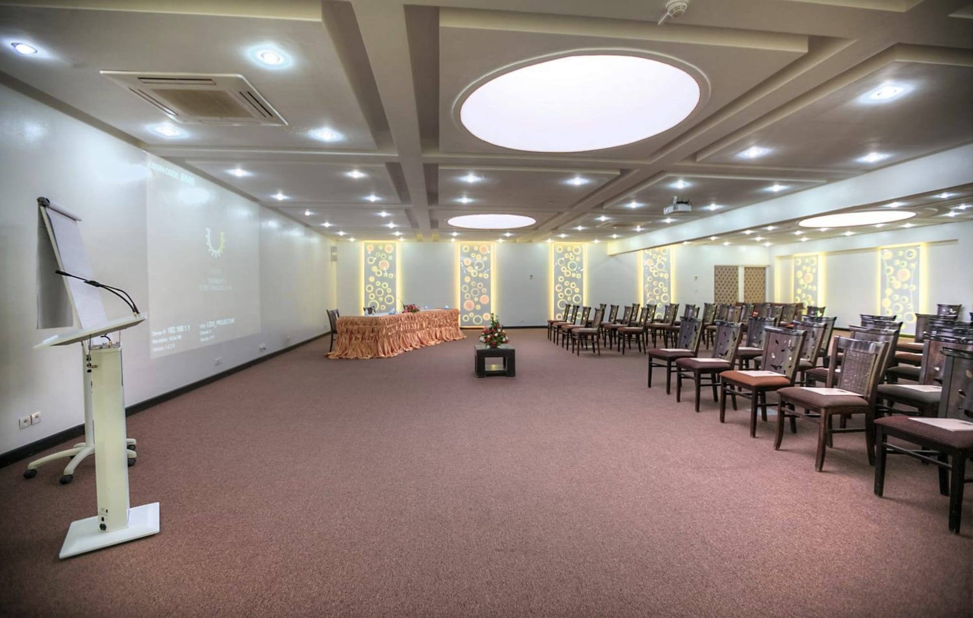 Salle de réunion en configuration théâtre, plafond à caissons