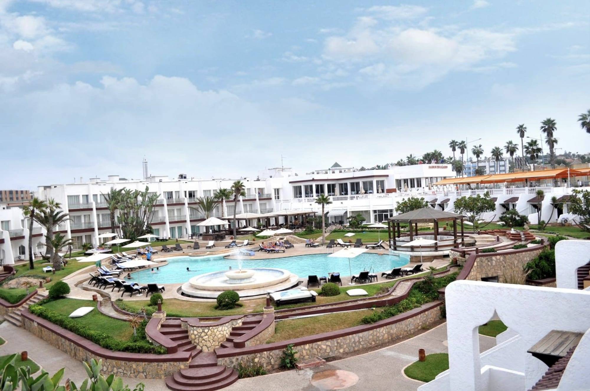 La piscine et les bungalows