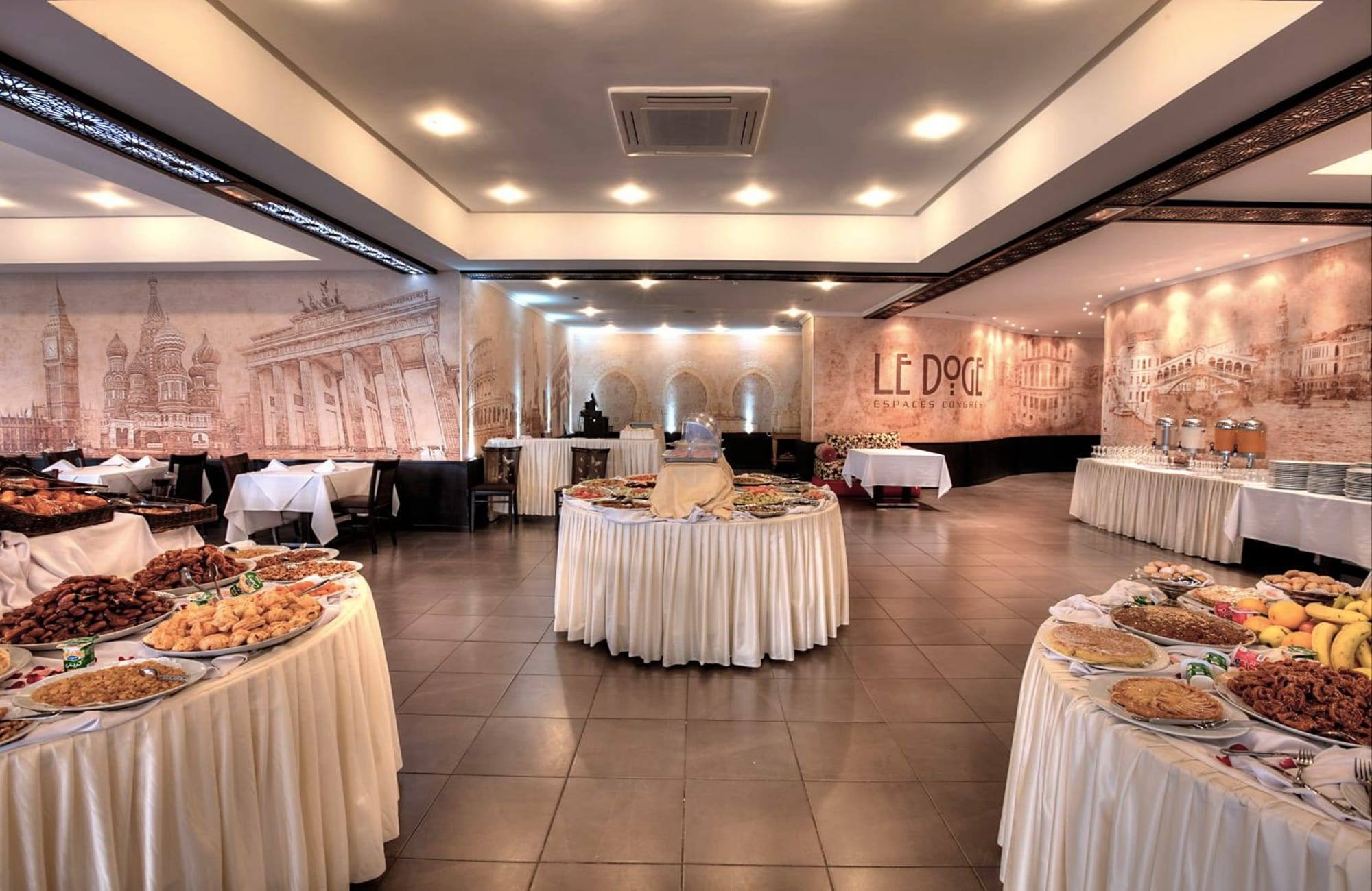 Salle des buffets et fresque de Venise