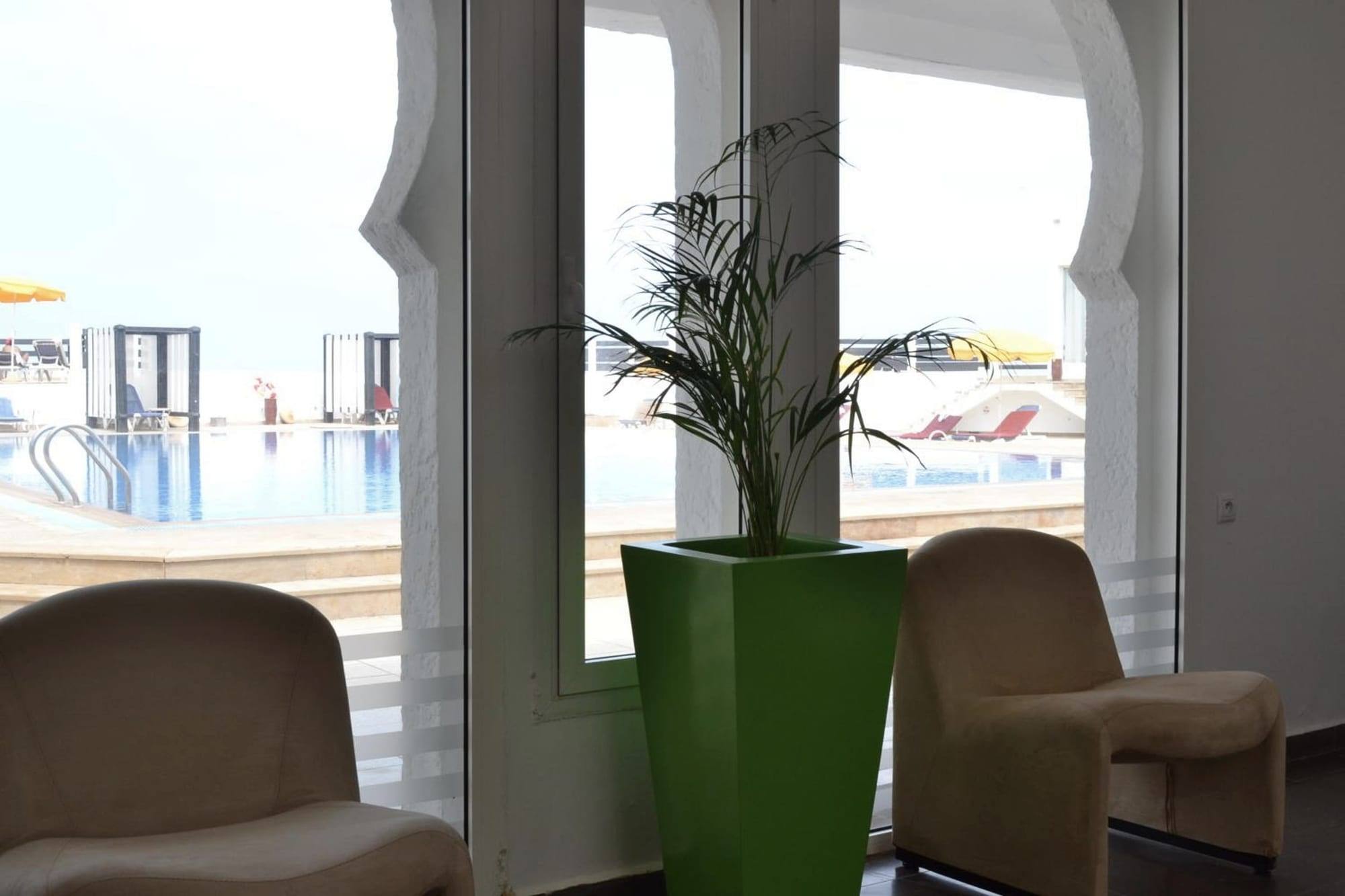 Une arche de l’Institut ouverte sur la piscine extérieure et l’océan