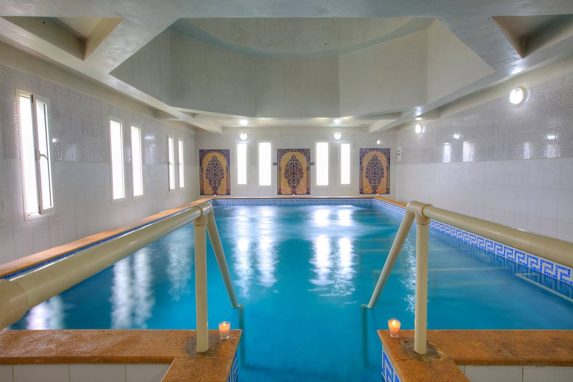 La piscine couverte d’eau de mer chauffée de l’Institut, panneaux marocains et frise grecque