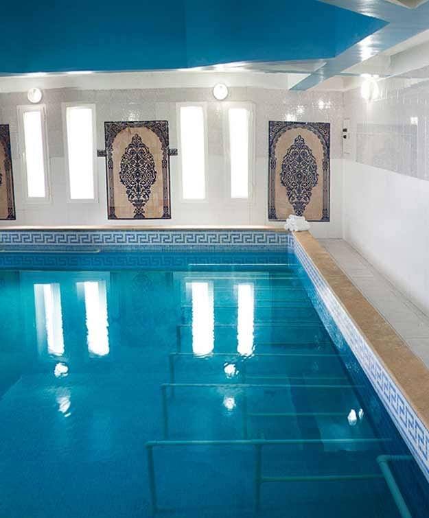 La piscine couverte d’eau de mer, panneaux marocains et frise grecque